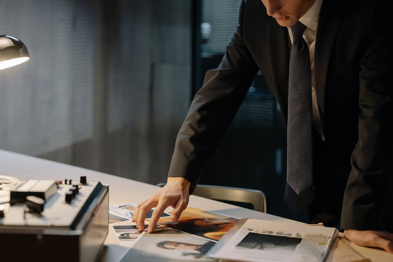 private investigator conducting discreet investigation